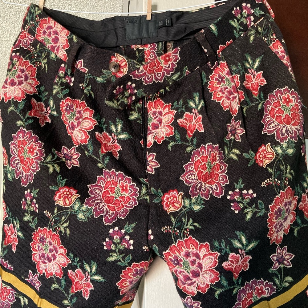 ASOS Floral Shorts with gold band, 34 waist, stylish and versatile!
